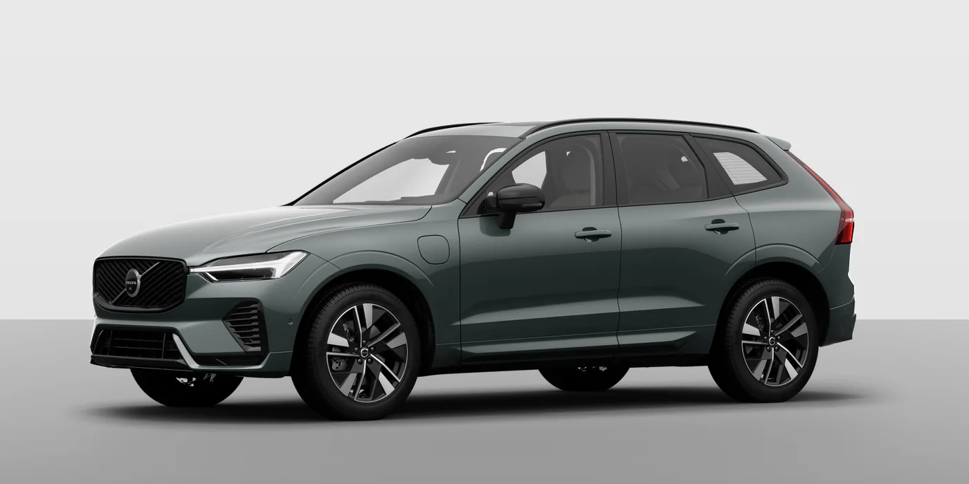 Volvo XC60 Plus em Forest Lake, vista três quartos
