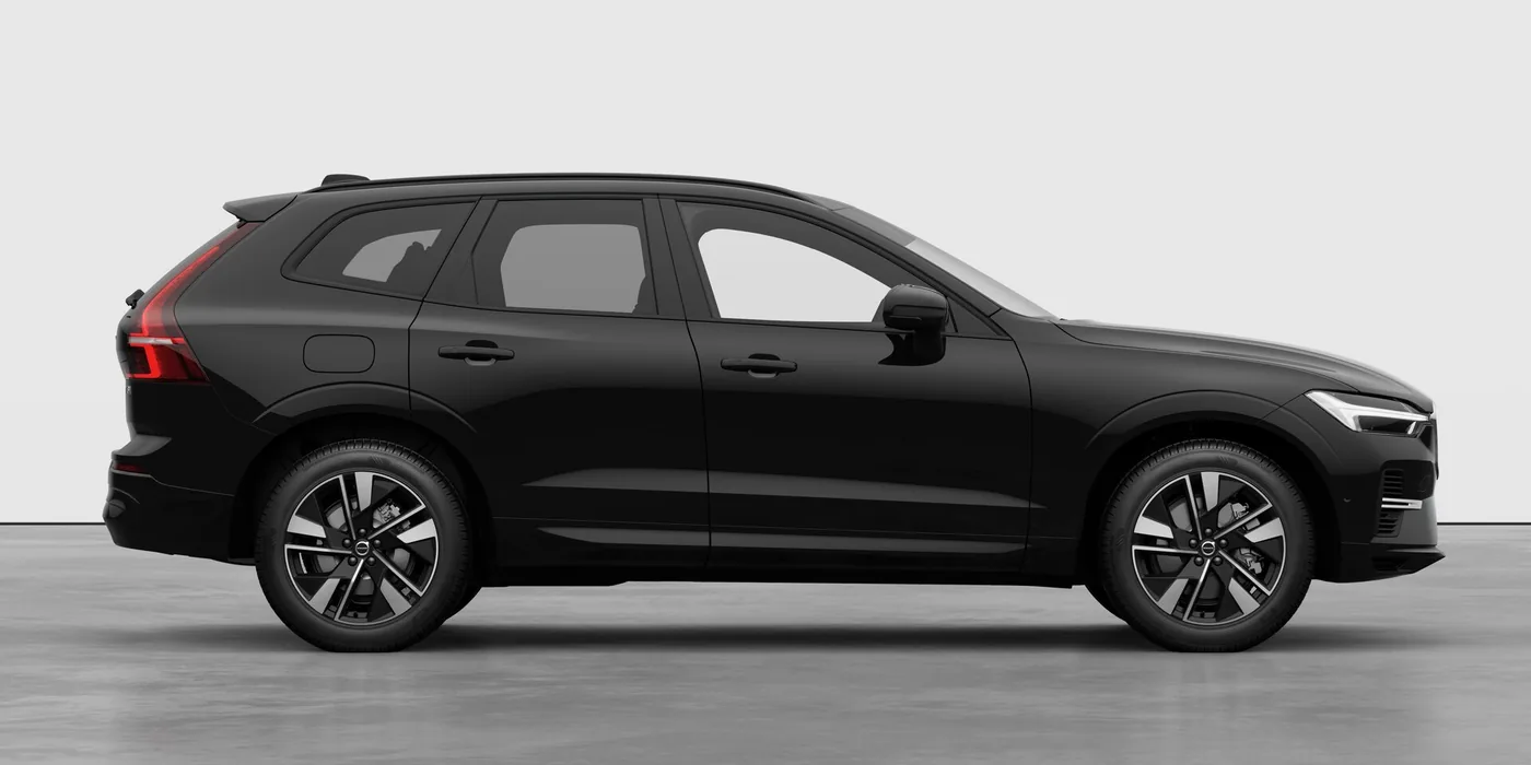 Volvo XC60 Core em Onyx Black, vista lateral